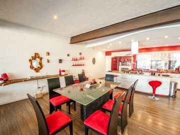 Preciosa casa de Lujo en Valle de Bravo, del lado del Santuario