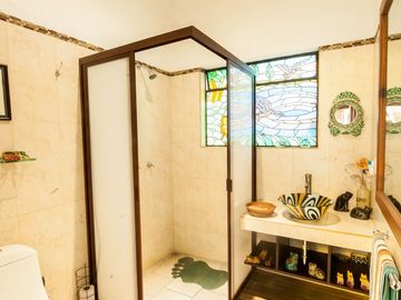 Preciosa casa de Lujo en Valle de Bravo, del lado del Santuario