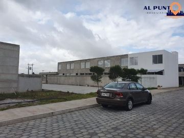 Casas VIP de Venta sector Marianitas de Calderón 3 dormitorios - Norte de Quito