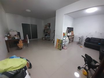 Very cheap sale, townhouse, M. The Colour Rangsit Klong 4, area 20 square wah, useable area 118 square metres, suitable for living and profitable reno