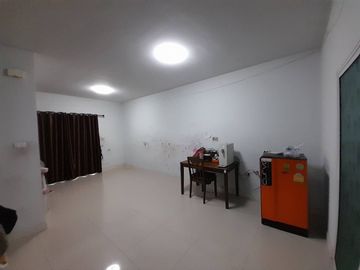 Very cheap sale, townhouse, M. The Colour Rangsit Klong 4, area 20 square wah, useable area 118 square metres, suitable for living and profitable reno