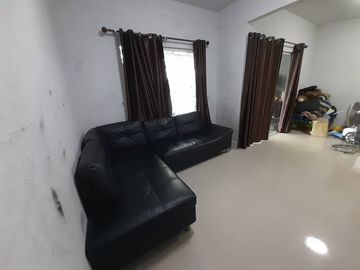 Very cheap sale, townhouse, M. The Colour Rangsit Klong 4, area 20 square wah, useable area 118 square metres, suitable for living and profitable reno