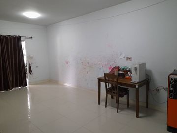 Very cheap sale, townhouse, M. The Colour Rangsit Klong 4, area 20 square wah, useable area 118 square metres, suitable for living and profitable reno