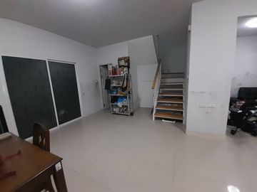 Very cheap sale, townhouse, M. The Colour Rangsit Klong 4, area 20 square wah, useable area 118 square metres, suitable for living and profitable reno