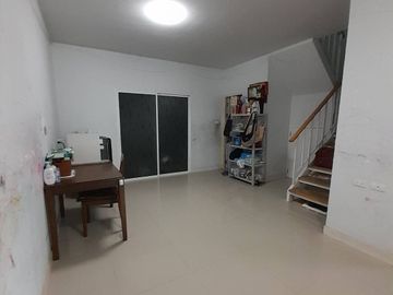 Very cheap sale, townhouse, M. The Colour Rangsit Klong 4, area 20 square wah, useable area 118 square metres, suitable for living and profitable reno