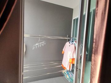 Very cheap sale, townhouse, M. The Colour Rangsit Klong 4, area 20 square wah, useable area 118 square metres, suitable for living and profitable reno