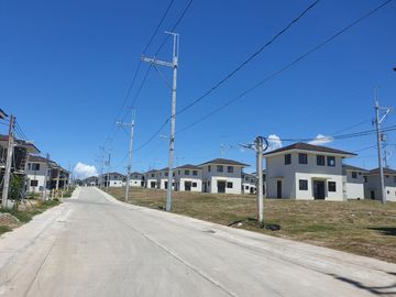 For sale pre selling 3 bedroom House in Vermosa cavite