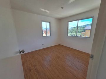 5 Bedroooms House And Lot For Sale In Camella Subic