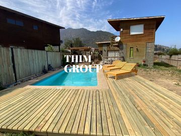 SE VENDE CASA DE 2 PISOS CON PISCINA Y QUINCHO EN CONDOMINIO OLMUE