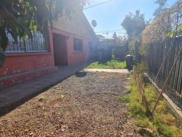 Amplia ubicada en Frolian Roa Avenida Macul 4d+2b, Patio estacionamiento