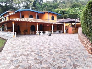 Te vendo esta maravillosa finca a puerta cerrada cerca de la doble calzada y la antigua carretera entre Hatillo y Barbosa.
