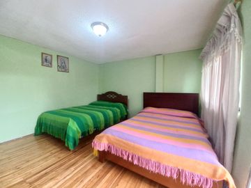 QUINTA CON PISCINA EN VENTA, DE UNA HECTAREA DE TERRENO, Sector: Guarangos Grande, Azogues