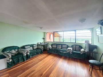 QUINTA CON PISCINA EN VENTA, DE UNA HECTAREA DE TERRENO, Sector: Guarangos Grande, Azogues