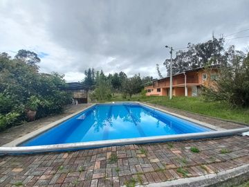 QUINTA CON PISCINA EN VENTA, DE UNA HECTAREA DE TERRENO, Sector: Guarangos Grande, Azogues