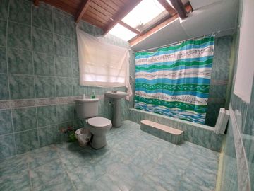 QUINTA CON PISCINA EN VENTA, DE UNA HECTAREA DE TERRENO, Sector: Guarangos Grande, Azogues