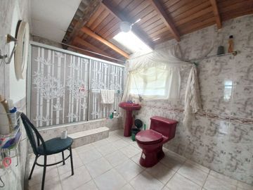 QUINTA CON PISCINA EN VENTA, DE UNA HECTAREA DE TERRENO, Sector: Guarangos Grande, Azogues