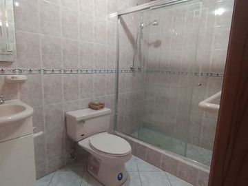 DEPARTAMENTO NORTE DE QUITO - SECTOR SOLCA, AV ELOY ALFARO - DE LOS ALAMOS - DE LAS FRUTILLAS CERCA DE EMBAJADA AMERICANA