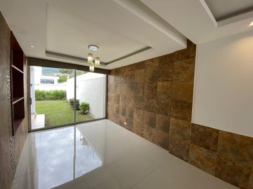 Vendo Amplia casa en Lumbisí $243.000 en Urbanización privada con entorno natural