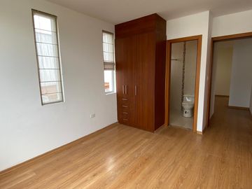 Vendo Amplia casa en Lumbisí $243.000 en Urbanización privada con entorno natural