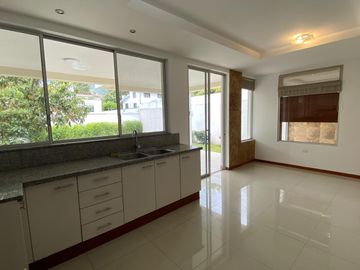 Vendo Amplia casa en Lumbisí $243.000 en Urbanización privada con entorno natural