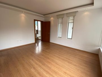 Vendo Amplia casa en Lumbisí $243.000 en Urbanización privada con entorno natural