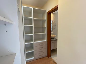 Vendo Amplia casa en Lumbisí $243.000 en Urbanización privada con entorno natural