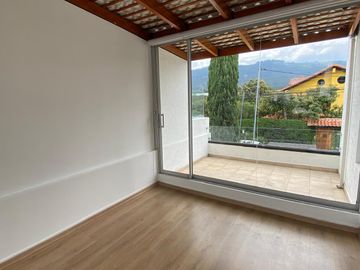 Vendo Amplia casa en Lumbisí $243.000 en Urbanización privada con entorno natural
