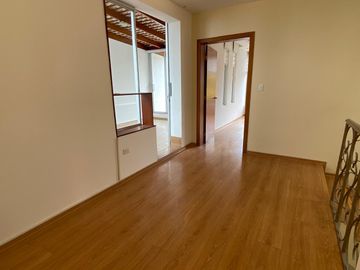 Vendo Amplia casa en Lumbisí $243.000 en Urbanización privada con entorno natural