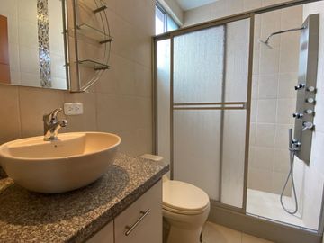 Vendo Amplia casa en Lumbisí $243.000 en Urbanización privada con entorno natural