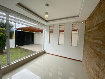 Vendo Amplia casa en Lumbisí $243.000 en Urbanización privada con entorno natural