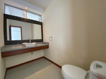Vendo Amplia casa en Lumbisí $243.000 en Urbanización privada con entorno natural