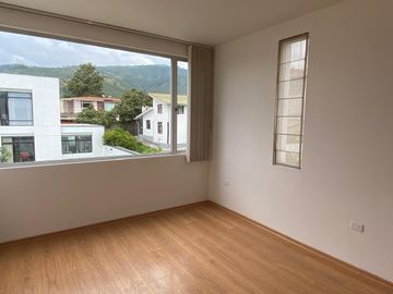 Vendo Amplia casa en Lumbisí $243.000 en Urbanización privada con entorno natural