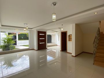 Vendo Amplia casa en Lumbisí $243.000 en Urbanización privada con entorno natural