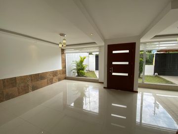 Vendo Amplia casa en Lumbisí $243.000 en Urbanización privada con entorno natural