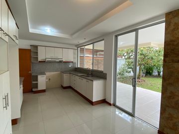 Vendo Amplia casa en Lumbisí $243.000 en Urbanización privada con entorno natural