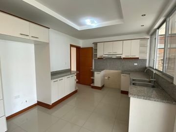 Vendo Amplia casa en Lumbisí $243.000 en Urbanización privada con entorno natural