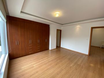 Vendo Amplia casa en Lumbisí $243.000 en Urbanización privada con entorno natural