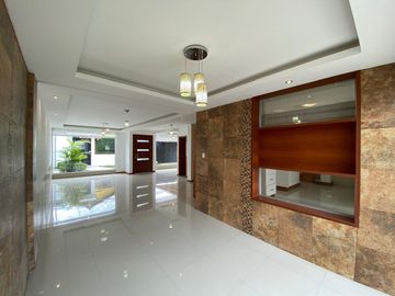 Vendo Amplia casa en Lumbisí $243.000 en Urbanización privada con entorno natural