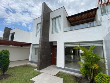 Vendo Amplia casa en Lumbisí $243.000 en Urbanización privada con entorno natural