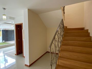 Vendo Amplia casa en Lumbisí $243.000 en Urbanización privada con entorno natural