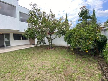 Vendo Amplia casa en Lumbisí $243.000 en Urbanización privada con entorno natural