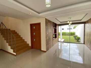 Vendo Amplia casa en Lumbisí $243.000 en Urbanización privada con entorno natural