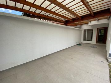 Vendo Amplia casa en Lumbisí $243.000 en Urbanización privada con entorno natural