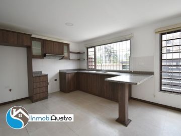 Venta de Casa Moderna Av Paseo de los Cañaris