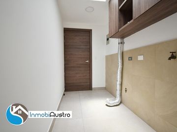 Venta de Casa Moderna Av Paseo de los Cañaris