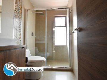 Venta de Casa Moderna Av Paseo de los Cañaris