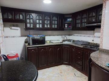 Vendo amplia casa de 2 piso 6 alcobas, quinta granada