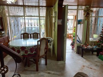 Vendo amplia casa de 2 piso 6 alcobas, quinta granada