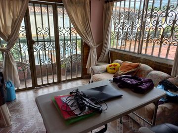 Vendo amplia casa de 2 piso 6 alcobas, quinta granada