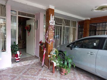 Vendo amplia casa de 2 piso 6 alcobas, quinta granada